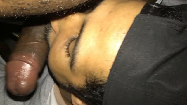 Chupando o negro do pau roliço na mata.