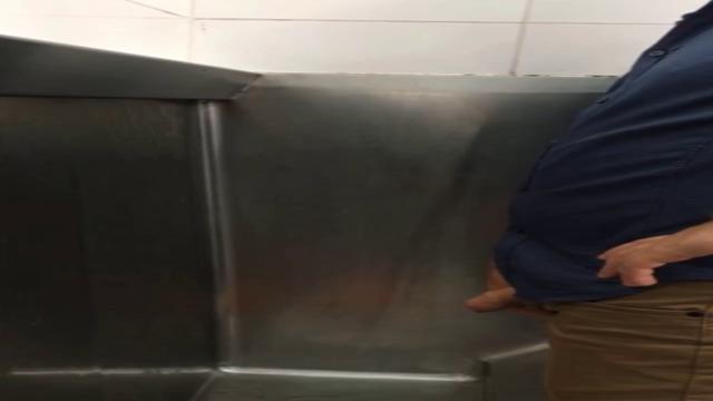 Tiozão gostoso urinando 