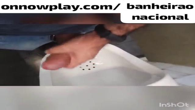 Punheta no banheirão
