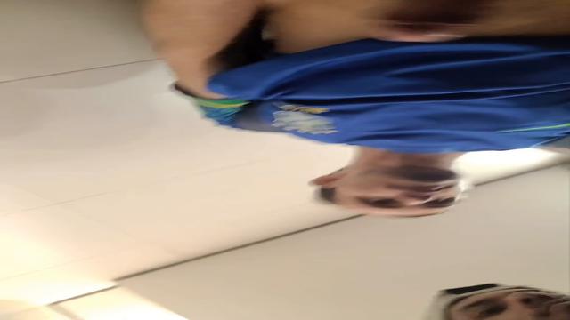 Carinha de nerd, camiseta do Brasil e picona