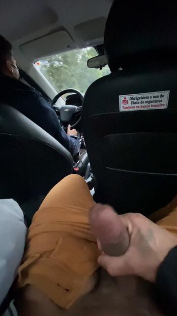 voltando para casa, eu me masturbei no assento atrás...