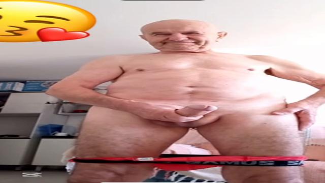 Maduro aposentado caminhoneiro primeira vez dele aqui inédito batendo e gozando gostoso depois mijando que delícia inédito sessentão 