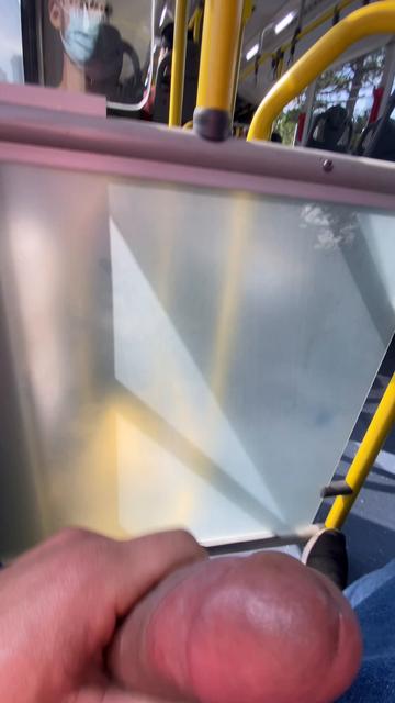 é só entrar no ônibus e o tesão bate