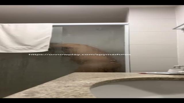 Coroa gostoso no banho