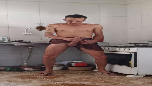 Gozando gostoso na cozinha após o almoço. 