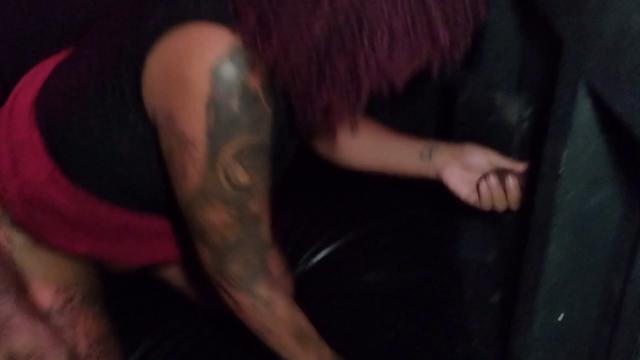 Slut se divertindo no glory hole 