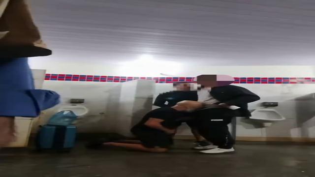Pegacao e chupadas entre os machos de do banheiro  p...