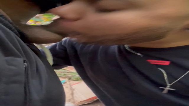 Mamando a pica do maloca no mato 