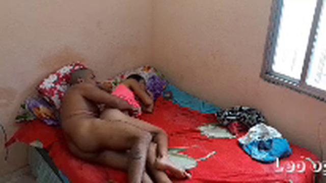 Putinha fudendo com padrasto enquanto a mãe trabalha
