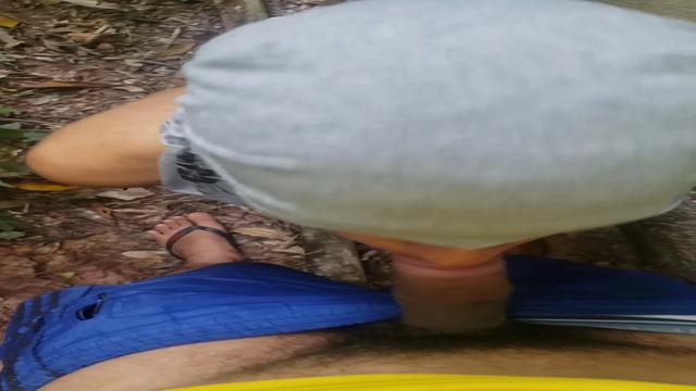 Fiz o novinho engolir pica no meio do mato