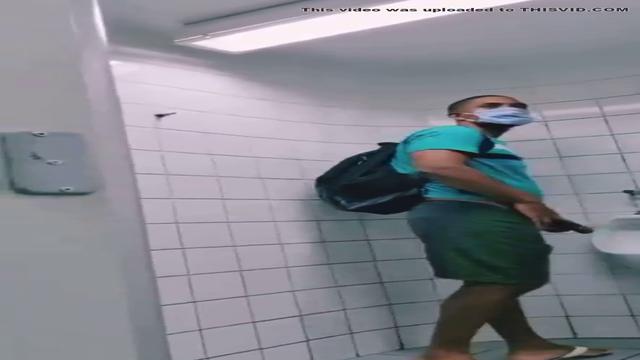 Casados pauzudos numa aventura deiciosa no banheiro ...