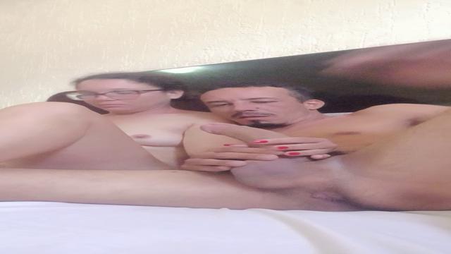 Ela apertou meu saco, passou o dedo no meu cu e depois chupou o pikão 