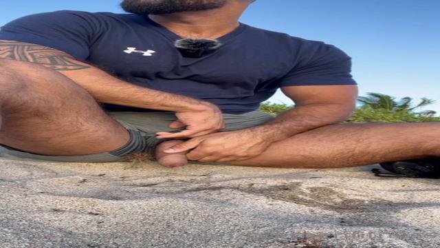 Ciclista gostoso urinando na praia