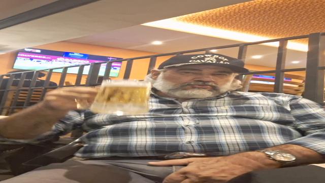 COWBOY CAVALÃO REFRESCANDO SEU CORPÃO COM CHOPP GELA...