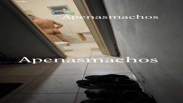 Primo tomando banho de porta aberta