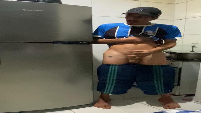 Gozando na cozinha com a família toda na sala assistindo tv