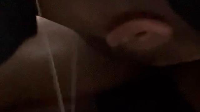 Aprontando no banheiro do aeroporto 