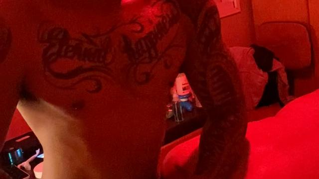 Agora Guilherme também é massagista para um sexo mai...