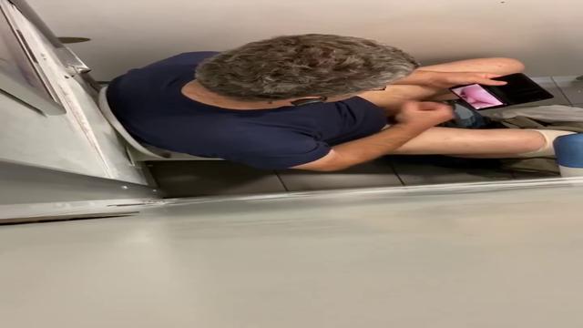 Tio batendo uma no banheiro público 