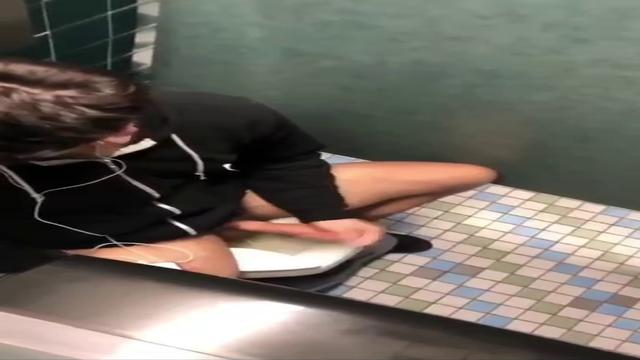 Dotado batendo uma no banheiro 