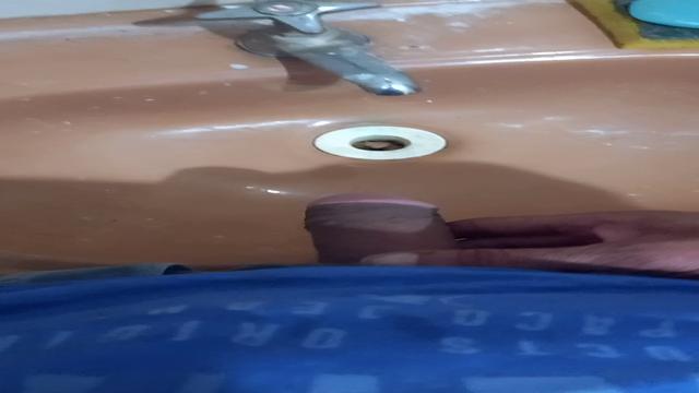 Mijando no banheiro com a esposa. 