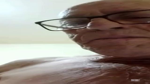 Mais uma gozada inédita desse coroa .. dessa vez não...