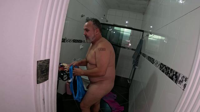A novinha entrou no banho e chamou Binho Ted para en...