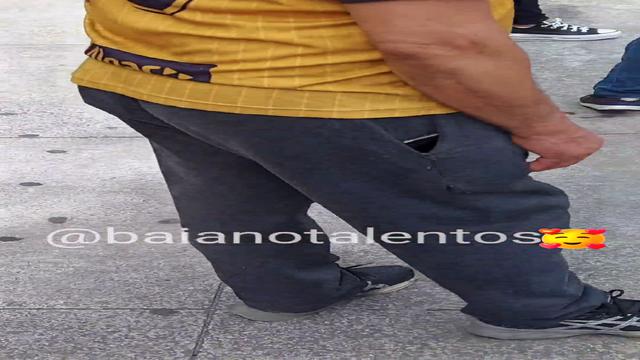   COROA EXITADO NO PONTO DE ÔNIBUS 