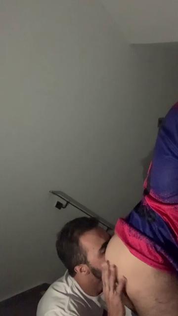 Leitadas na cara, na escadaria do prédio 