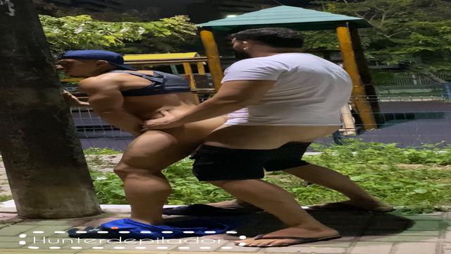 Fudendo esse puto na praça pública 