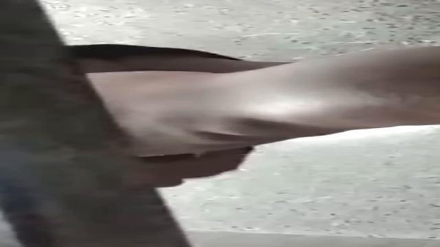 O operador de máquinas negão tocando uma no reservado 