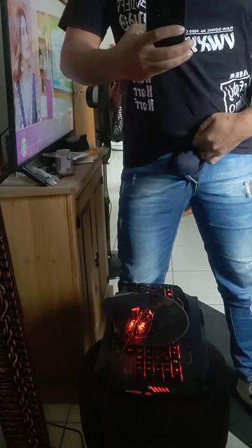 Estourando na calça 
