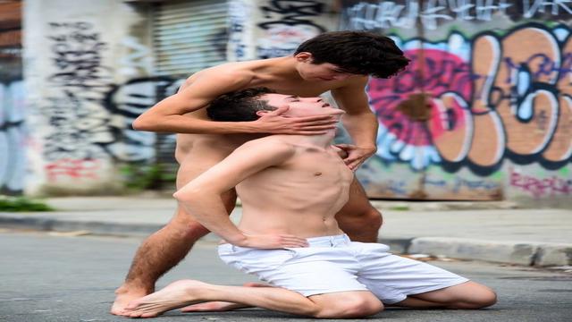 Instigando o brother por trás no meio da rua 