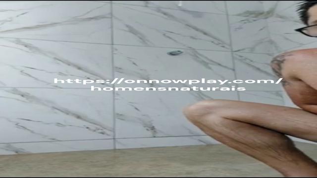 casado hetero no banho