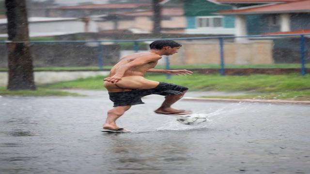 Jogando na rua com o bumbum a mostra 