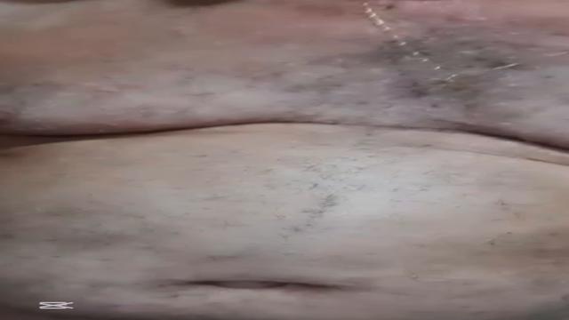 Coroa safado demais trabalha em um material de const...