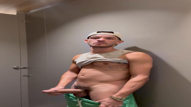 No banheiro do shopping 