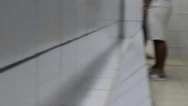 Flagras de machos Mijando em banheiro Pubiico