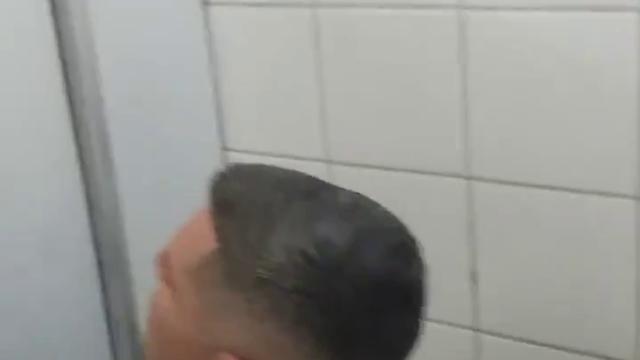 Punheta no banheiro