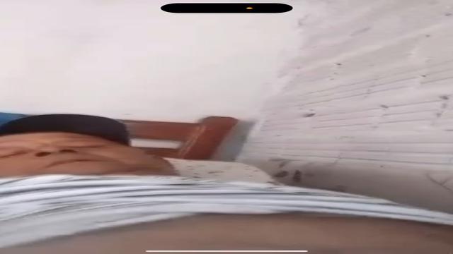 Mecânico com vergonha mostrando a rola branca da cab...