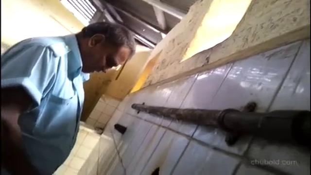 Pauzudo provoca os coroas dentro do banheiro e rola ...