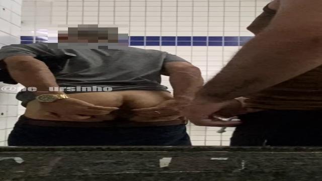 Casado dá o cu no wc