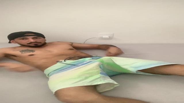 Acordei com tesão no pau
