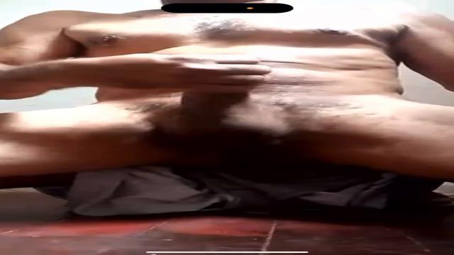 Maduro inédito roludo dando muito leite gozador delí...