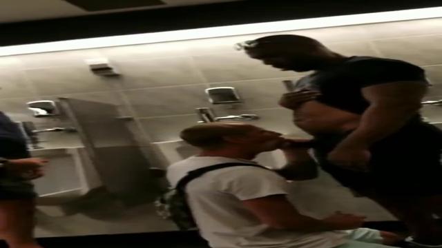 Tesão com machos no banheirão