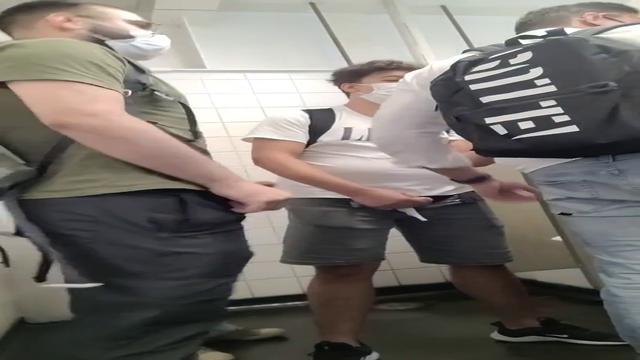 Pegacao entre os machos de do banheiro  banheiro pub...