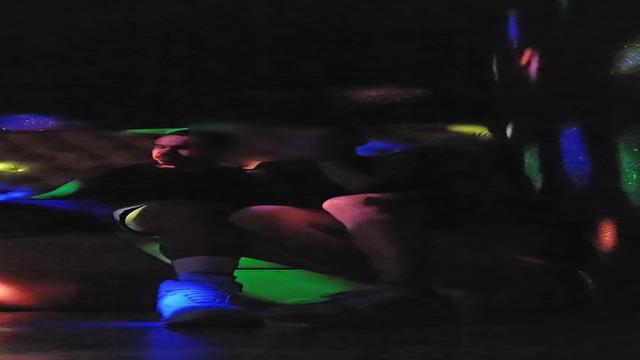 359 - Sexo escondido no sofá da balada