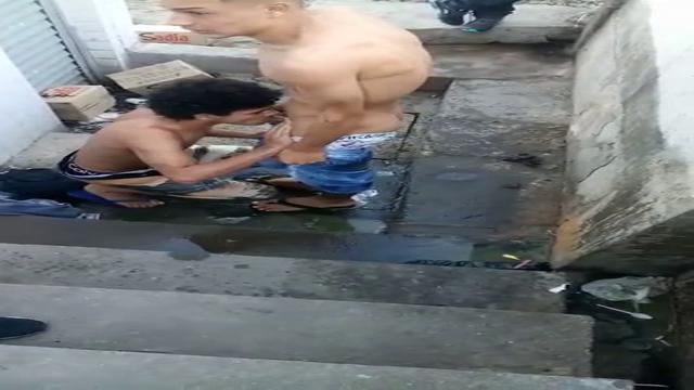Polícias obrigam maconheiros a se chuparem ( Brazili...