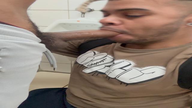 Saiu do trampo cheio de tesão e foi esvaziar o saco ...