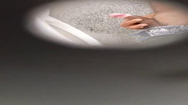 Brincando com a pica no mictório